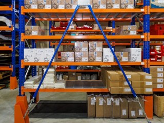 Передай другому: как обезопасить себя, отправляя вещи за границу через попутчиков