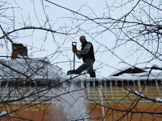 В Серпухове очищают крыши от снега: какие улицы уже обработали