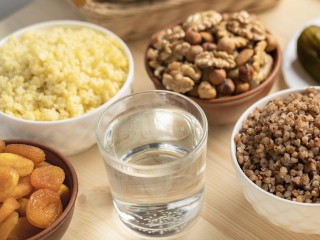 Орехи, сухофрукты и шоколад: когда полезные перекусы могут навредить