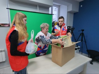 Антонина Докучаева из Рузы собирает гумпомощь для бойцов СВО и плетет масксети