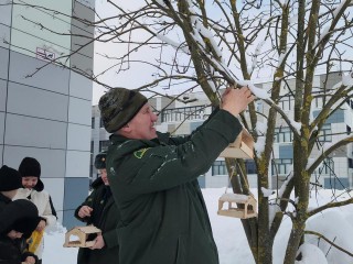 Луховицкие лесничие и школьники объединились, чтобы накормить зимующих птиц