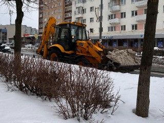 В приоритете дворы, дороги и проезды: коммунальщики круглосуточно расчищают снег в округе