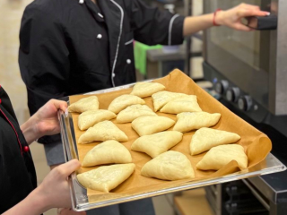 Студенты Можайского техникума готовят угощения для посетителей «Ривьеры»