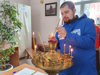 Волонтеры Протвина с радостью встречают посетителей у крещенской купели