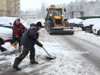 Идет уборка снега: в каких городских дворах не стоит парковать машины 20 января