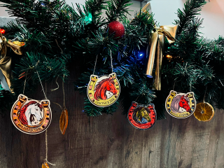 Подковы-обереги на счастье повесили на елку во Дворце культуры имени Леонова