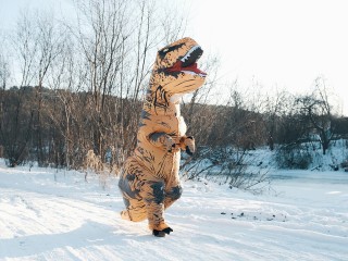 «Леденящая душу история»: в Красногорске динозавр напал на лыжников