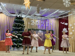 «Новогодний серпантин» в Каменском подарил зрителям вечер музыки и танцев