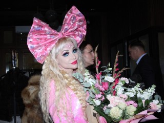 «Русская Барби» получила медаль за вклад в науку и культуру: кто на самом деле присвоил награду?