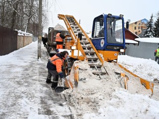 Масштабная операция по уборке снега развернута в Серпухове: коммунальные службы работают круглосуточно