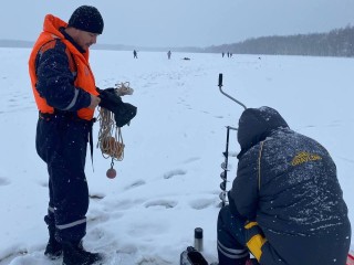 Лед на озере Святое трещит по швам: спасатели Шатуры предупредили рыбаков об опасности