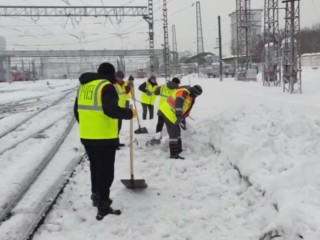 Железнодорожники пошли против «Фрэнсиса» с лопатами: что делается в Подмосковье, чтобы из-за снега не задерживались поезда