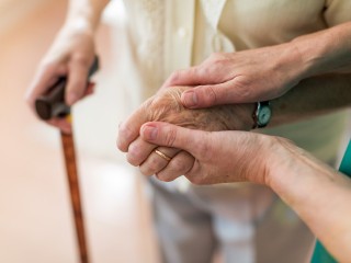 Власти Лотошина взяли под опеку бабушку, которая чуть не замерзла в старом доме