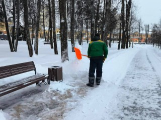 «Работаем дальше»: горожане Дмитрова оказали помощь коммунальщикам в борьбе со снежными завалами