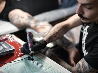 Татуировки опасны для жизни: кардиолог назвал два главных риска