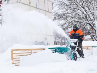 Снегопады не отпускают Раменский округ: на тротуары бросили «ручные роторы»
