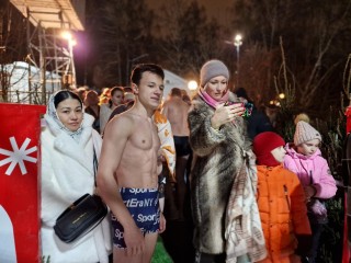 «Это наша добрая традиция»: купанием и молитвами отметили Крещение Господне жители Балашихи
