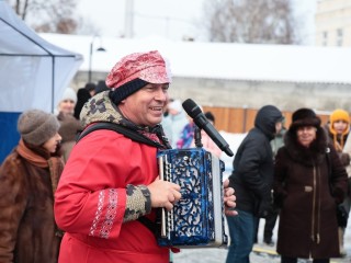 Гармонист из Саратова задал ритм народными частушками на «Дне ВаленОка»