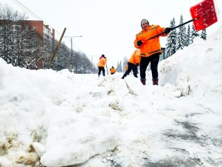 Сотрудники «Мосавтодора» «Комбинат Благоустройства» освободил подходы к остановкам и дорогам в Пущине