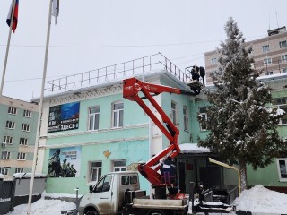 Коммунальщики оперативно счищают наледь с крыш Клина