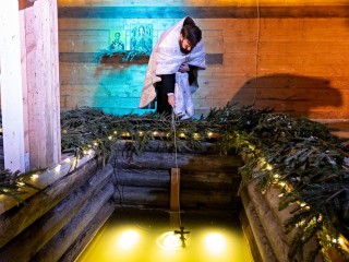 Несмотря на мороз, сотни жителей окунулись в ледяную воду: как прошла Крещенская ночь в Спас-Угле