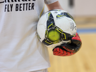 Синие, белые, желтые: Футбольный праздник в школе «Гармония» определил лучших