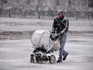 Риск наезда зимой растет: эксперт назвал три правила безопасности для родителей с коляской