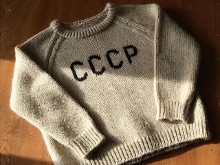 Свитер, который объявляет войну: почему в моду входят наряды, как у Лаврова