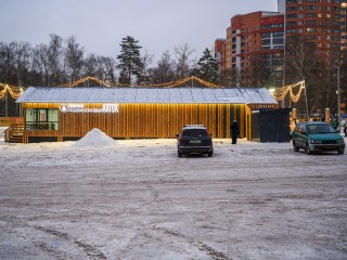 Воскресенец выехал на автомобиле на каток и застрял