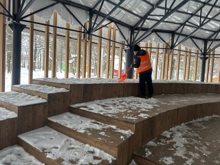 Снег не остановит Химки: тротуары, дворы и крыши приводят в порядок