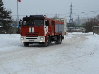 Эвакуация с третьего этажа: как в Волоколамске спасли мужчину с младенцем из горящего дома