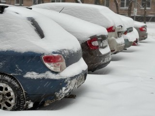 Волонтеры храма Рождества Богородицы помогают жителям откапывать автомобили из сугробов