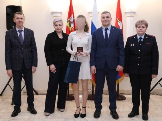 С песней и сувенирами: как в Долгопрудном поздравили подростков с получением паспортов