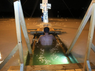 Грехи смываются не водой: эксперты призвали не рисковать здоровьем в Крещение