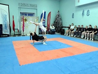 В Воскресенске провели Кубок Деда Мороза по семейной акробатике