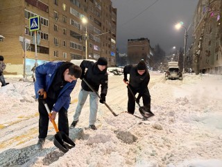 Снежный десант: молодежь Лыткарина пришла на помощь городу в непогоду