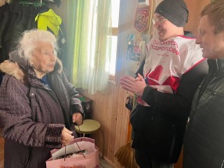 Цветы и подарки к зимним праздникам вручили единственному в Бронницах ветерану Великой Отечественной