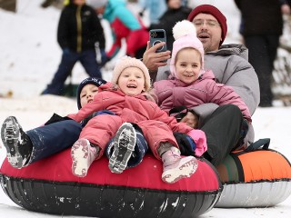 Спрос на «ватрушки» и массовый травматизм принес рекордный снегопад в столичный регион