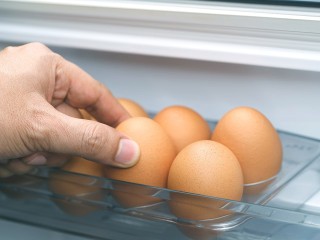 Хранение яиц и молока в дверце холодильника — распространенная ошибка