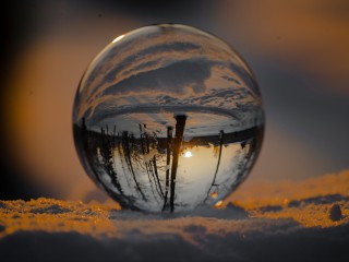 Снимок микровселенной в стеклянном шаре сделал фотограф из Краснознаменска