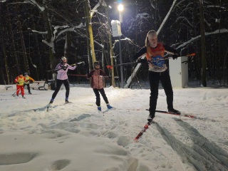 Свет, безопасность и снег: как обновленный лесопарк помогает растить чемпионов в Дзержинском