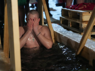 От помоста до горячего чая: как организовали крещенские купания в Дзержинском