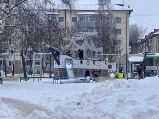 Шаховские коммунальщики очищают от снега детские площадки