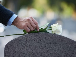 Брак на могиле: мастерская заплатит пенсионерке за некачественный памятник