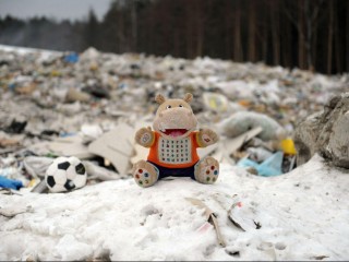 Зайку бросила хозяйка: почему мягкие игрушки нельзя утилизировать в обычные контейнеры и как теперь с ними быть