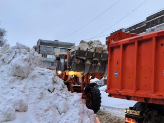 Более 160 рабочих и 68 единиц техники заняты в Серебряных Прудах на уборке «тяжелого» снега