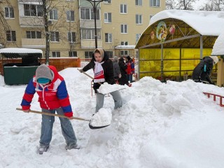 В атмосфере настоящего товарищества: молодогвардейцы присоединились к борьбе со снежной стихией в Реутове