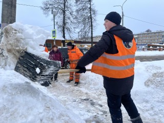 «Я очень благодарна рабочим за их нелегкий труд»: дорожники в Шатуре работают в усиленном режиме после снегопада