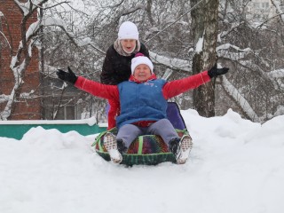 Пожилые видновчане открыли для себя новую забаву: катание на ватрушках