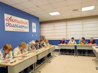 Руки работают, голова отдыхает: для участников программы «Активное долголетие» начали практиковать кинезиологию